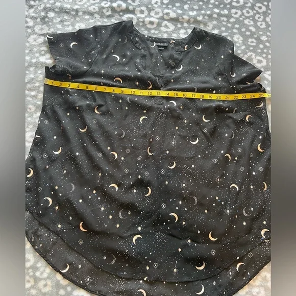 Torrid Celestial Moon & Star Print Chiffon V-Neck Blouse Black Gold Size 1 - Picture 8 of 8